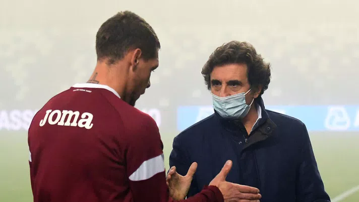 REGGIO NELL'EMILIA, ITALY - OCTOBER 23: Andrea Belotti of Torino FC shankes hands with Torino FC President Urbano Cairo during the Serie A match between US Sassuolo and Torino FC at Mapei Stadium - Città del Tricolore on October 23, 2020 in Reggio nell'Emilia, Italy. (Photo by Alessandro Sabattini/Getty Images)