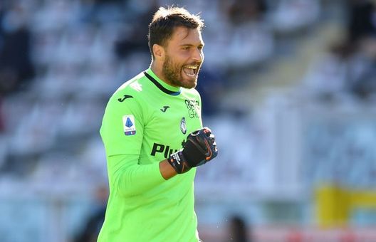  TURIN, ITALY - SEPTEMBER 26: Marco Sportiello of Atalanta BC celebrates after his team-mate Marten De Roon scored a goal during the Serie A match between Torino FC and Atalanta BC at Stadio Olimpico di Torino on September 26, 2020 in Turin, Italy. (Photo by Valerio Pennicino/Getty Images) 