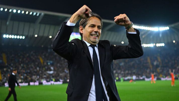 UDINE, ITALY - APRIL 08: Head coach of FC Internazionale Simone Inzaghi celebrates the win at the end of the Serie A TIM match between Udinese Calcio and FC Internazionale - Serie A TIM at Dacia Arena on April 08, 2024 in Udine, Italy. (Photo by Mattia Ozbot - Inter/Inter via Getty Images) Inzaghi: “Thuram e Lautaro sono comunque importanti! Frattesi, Scudetto, derby, rigorista…” - immagine 1