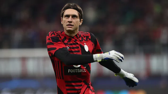MILAN, ITALY - OCTOBER 11: Ciprian Tatarusanu of AC Milan during the warm up prior to the UEFA Champions League group E match between AC Milan and Chelsea FC at Giuseppe Meazza Stadium on October 11, 2022 in Milan, Italy. (Photo by Marco Luzzani/Getty Images)