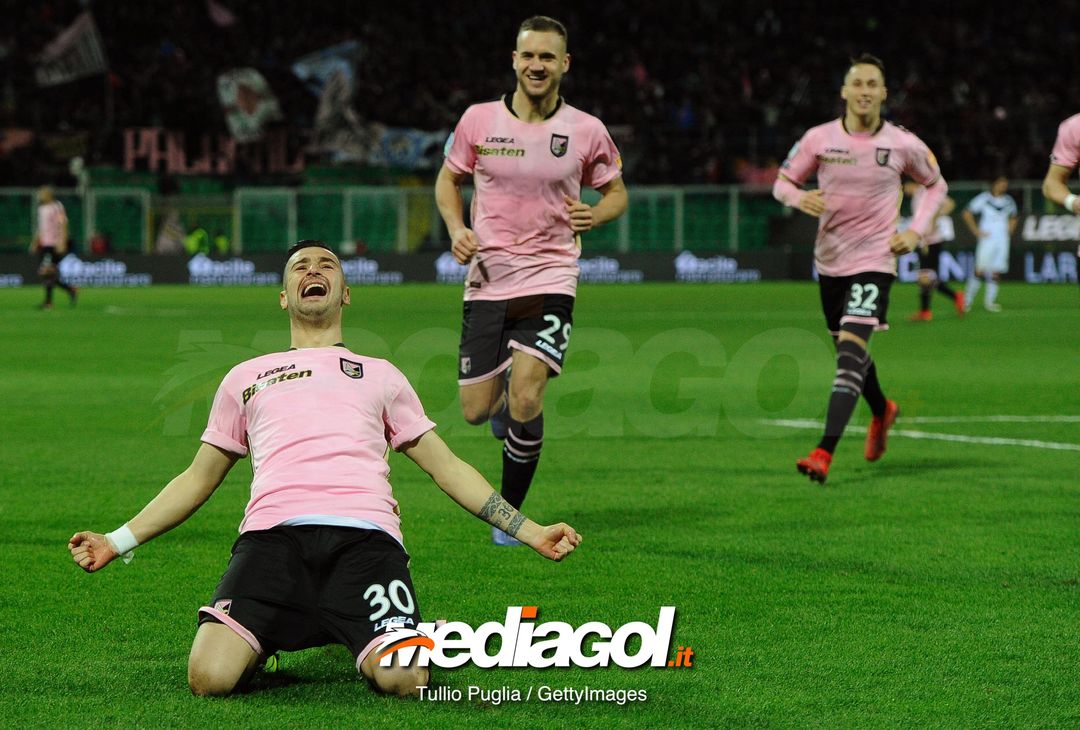  PALERMO, ITALY - FEBRUARY 15: Ilija Nestorovski of Palermo celebrates after scoring the opening goal during the Serie B match between US Citta di Palermo and Brescia at Stadio Renzo Barbera on February 15, 2019 in Palermo, Italy. (Photo by Getty Images/Getty Images) 
