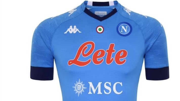 Il rosso sulla maglia non convince i tifosi partenopei Il rosso sulla maglia non convince i tifosi partenopei