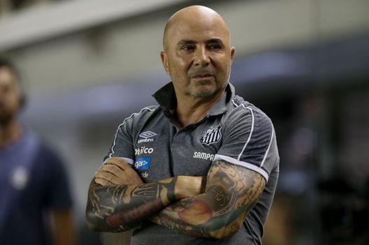 SANTOS, BRAZIL - OCTOBER 17: Jorge Sampaoli head coach of Santos gestures during a match between Santos and Ceara for the Brasileirao Series A 2019 at Vila Belmiro Stadium on October 17, 2019 in Santos, Brazil. (Photo by Miguel Schincariol/Getty Images) La Grecia dice no ai tifosi del Marsiglia: “Meglio che non vengano da noi”- immagine 2