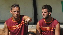 VIDEO / Totti in panchina a Modena gioca con un raccattapalle e si burla di Pjanic