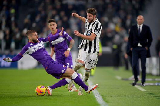TURIN, ITALY - NOVEMBER 06: Manuel Locatelli of Juventus battles for the ball with Matija Nastasic of ACF Fiorentina during the Serie A match between Juventus FC and ACF Fiorentina at Allianz Stadium on November 06, 2021 in Turin, Italy. (Photo by Daniele Badolato - Juventus FC/Juventus FC via Getty Images) TURIN, ITALY - NOVEMBER 06: Manuel Locatelli of Juventus battles for the ball with Matija Nastasic of ACF Fiorentina during the Serie A match between Juventus FC and ACF Fiorentina at Allianz Stadium on November 06, 2021 in Turin, Italy. (Photo by Daniele Badolato - Juventus FC/Juventus FC via Getty Images)