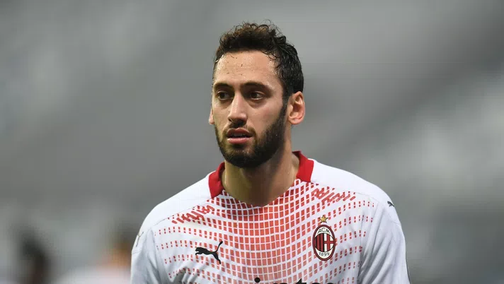 Hakan Calhanoglu (centrocampista AC Milan) durante Sassuolo-Milan 1-2 (Serie A 2020-2021) | AC Milan News (Getty Images)