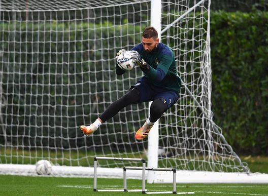 FLORENCE, ITALY - OCTOBER 06: Gianluigi Donnarumma of Italy in action during a training session at Centro Tecnico Federale di Coverciano on October 6, 2020 in Florence, Italy. (Photo by Claudio Villa/Getty Images) FLORENCE, ITALY - OCTOBER 06: Gianluigi Donnarumma of Italy in action during a training session at Centro Tecnico Federale di Coverciano on October 6, 2020 in Florence, Italy. (Photo by Claudio Villa/Getty Images)