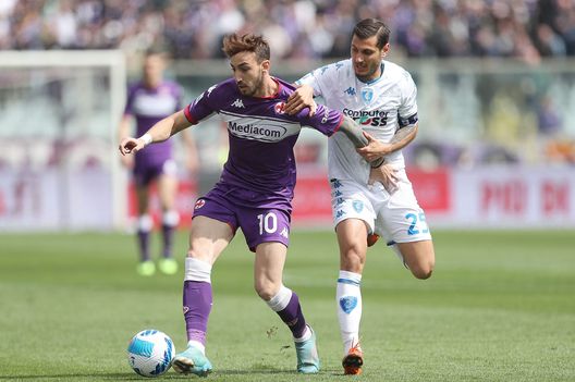FLORENCE, ITALY - APRIL 03: Gaetano Castrovilli of ACF Fiorentina in action against Filippo Bandinelli of Empoli FC during the Serie A match between ACF Fiorentina and Empoli FC at Stadio Artemio Franchi on April 3, 2022 in Florence, Italy. (Photo by Gabriele Maltinti/Getty Images) Castrovilli in Fiorentina-Empoli