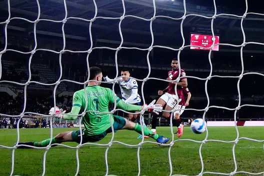 TURIN, ITALY - MARCH 13: Alexis Sanchez of FC Internazionale scores his team's first goal during the Serie A match between Torino FC and FC Internazionale at Stadio Olimpico di Torino on March 13, 2022 in Turin, Italy. (Photo by Mattia Ozbot - Inter/Inter via Getty Images ) Toro, ancora un finale indigesto: da inizio stagione persi 8 punti nel recupero- immagine 2