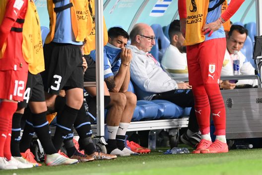 AL WAKRAH, QATAR - DECEMBER 02: Luis Suarez of Uruguay is seen on the bench during the FIFA World Cup Qatar 2022 Group H match between Ghana and Uruguay at Al Janoub Stadium on December 02, 2022 in Al Wakrah, Qatar. (Photo by Stu Forster/Getty Images) Suarez fra rabbia e lacrime: “Uruguay con poco potere in FIFA, il Var non serve, non utilizzano le immagini”- immagine 2