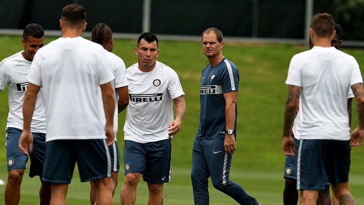 COMO, ITALY - AUGUST 09:  Head coach Frank de Boer looks on during the FC Internazionale training session at the club's training ground at Appiano Gentile on August 9, 2016 in Como, Italy.  (Photo by Claudio Villa - Inter/Inter via Getty Images) 