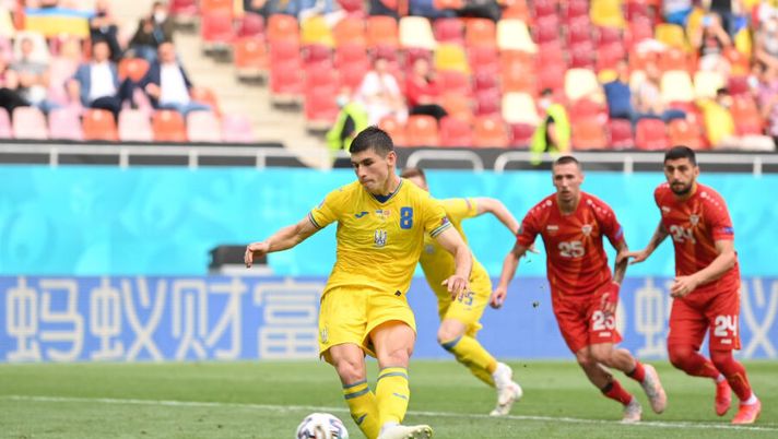 BUCHAREST, ROMANIA - JUNE 17: Ruslan Malinovskyi of Ukraine has a penalty saved by Stole Dimitrievski (Not pictured) of North Macedonia during the UEFA Euro 2020 Championship Group C match between Ukraine and North Macedonia at National Arena on June 17, 2021 in Bucharest, Romania. (Photo by Justin Setterfield/Getty Images) L’Ucraina vince, ma Malinovskyi sbaglia il rigore: il suo score dagli 11 metri in carriera - immagine 1