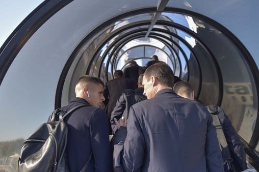TURIN, ITALY - OCTOBER 22: Juventus player Joao Cancelo and coach Massimiliano Allegri travel to England ahead of the UEFA Champions League match against Manchester United on October 22, 2018 in Turin, Italy. (Photo by Daniele Badolato - Juventus FC/Juventus FC via Getty Images) Cancelo via dalla Juve, Della Valle (GdS): “Allegri non stravedeva per lui, come anche…” - immagine 1