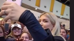 VIDEO / Wanda acclamata come una regina in un centro commerciale: selfie e tifo scatenato