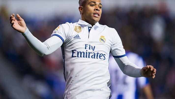 LA CORUNA, SPAIN - APRIL 26: Mariano Diaz of Real Madrid reacts during the La Liga match between RC Deportivo La Coruna and Real Madrid at Riazor Stadium on April 26, 2017 in La Coruna, Spain. (Photo by Juan Manuel Serrano Arce/Getty Images) Mariano Diaz: out nel derby di Madrid dopo una brutta reazione a un’iniezione - immagine 1