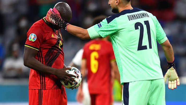 MUNICH, GERMANY - JULY 02: Romelu Lukaku of Belgium interacts with Gianluigi Donnarumma of Italy as he prepares to take a penalty during the UEFA Euro 2020 Championship Quarter-final match between Belgium and Italy at Football Arena Munich on July 02, 2021 in Munich, Germany. (Photo by Claudio Villa/Getty Images) MUNICH, GERMANY - JULY 02: Romelu Lukaku of Belgium interacts with Gianluigi Donnarumma of Italy as he prepares to take a penalty during the UEFA Euro 2020 Championship Quarter-final match between Belgium and Italy at Football Arena Munich on July 02, 2021 in Munich, Germany. (Photo by Claudio Villa/Getty Images)
