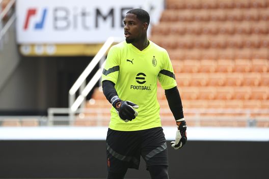 Mike Maignan (portiere AC Milan), qui in allenamento a San Siro con i rossoneri | Milan News (Getty Images) Mike Maignan AC Milan allenamento San Siro