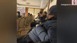 VIDEO / Vieri, maschera e piumino in tribuna: Totti e Di Biagio se la ridono