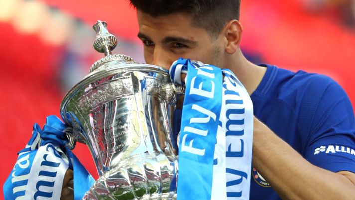 LONDON, ENGLAND - MAY 19: Alvaro Morata of Chelsea poses with the Emirates FA Cup trophy following his side's win during The Emirates FA Cup Final between Chelsea and Manchester United at Wembley Stadium on May 19, 2018 in London, England. (Photo by Catherine Ivill/Getty Images) Milan, la Gazzetta: “Morata ha detto sì ma a due condizioni: a patto che la Juve…” - immagine 1