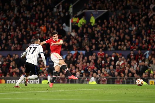 MANCHESTER, ENGLAND - OCTOBER 20: Harry Maguire of Manchester United scores their side's second goal during the UEFA Champions League group F match between Manchester United and Atalanta at Old Trafford on October 20, 2021 in Manchester, England. (Photo by Naomi Baker/Getty Images) Maguire: “Salutare Solskjaer è stato emozionante, resterà una leggenda del club. Adesso tocca a noi”- immagine 2