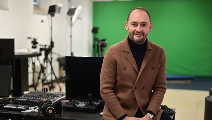 Sky Sports journalist, author and transfer market expert, Gianluca Di Marzio is pictured in Milan on December 20, 2021. - 'On the street, people don't ask me who will play on Sunday with Milan, between Ibrahimovic or Giroud, but rather who will sign in June!' Journalist Gianluca Di Marzio is one of the best experts on the mercato, that Italian passion. (Photo by MIGUEL MEDINA / AFP) (Photo by MIGUEL MEDINA/AFP via Getty Images) Di Marzio: “L’Inter va a pranzo col Sassuolo per Scamacca: c’è un piano per bloccarlo” - immagine 1