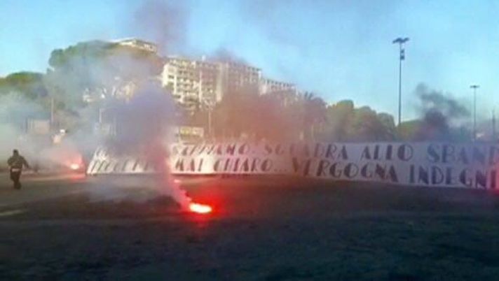Foto, Palermo: ultras contro squadra e società, fumogeni e contestazioni al Barbera Foto, Palermo: ultras contro squadra e società, fumogeni e contestazioni al Barbera