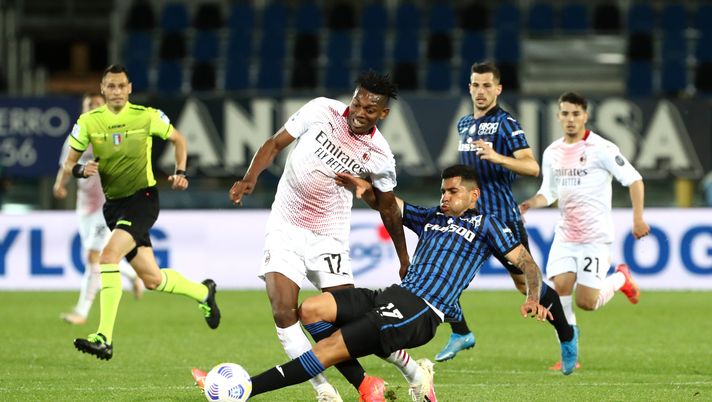 BERGAMO, ITALY - MAY 23: Rafael Leao of A.C. Milan is tackled by Cristian Romero of Atalanta B.C. during the Serie A match between Atalanta BC and AC Milan at Gewiss Stadium on May 23, 2021 in Bergamo, Italy. Sporting stadiums around Italy remain under strict restrictions due to the Coronavirus Pandemic as Government social distancing laws prohibit fans inside venues resulting in games being played behind closed doors. (Photo by Marco Luzzani/Getty Images) Verso Milan-Atalanta: dieci curiosità sul match di oggi pomeriggio - immagine 1