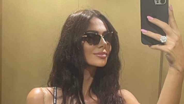 Erjona, il selfie in ascensore è bollente. La Sulejmani esalta il web col suo décolleté - immagine 1