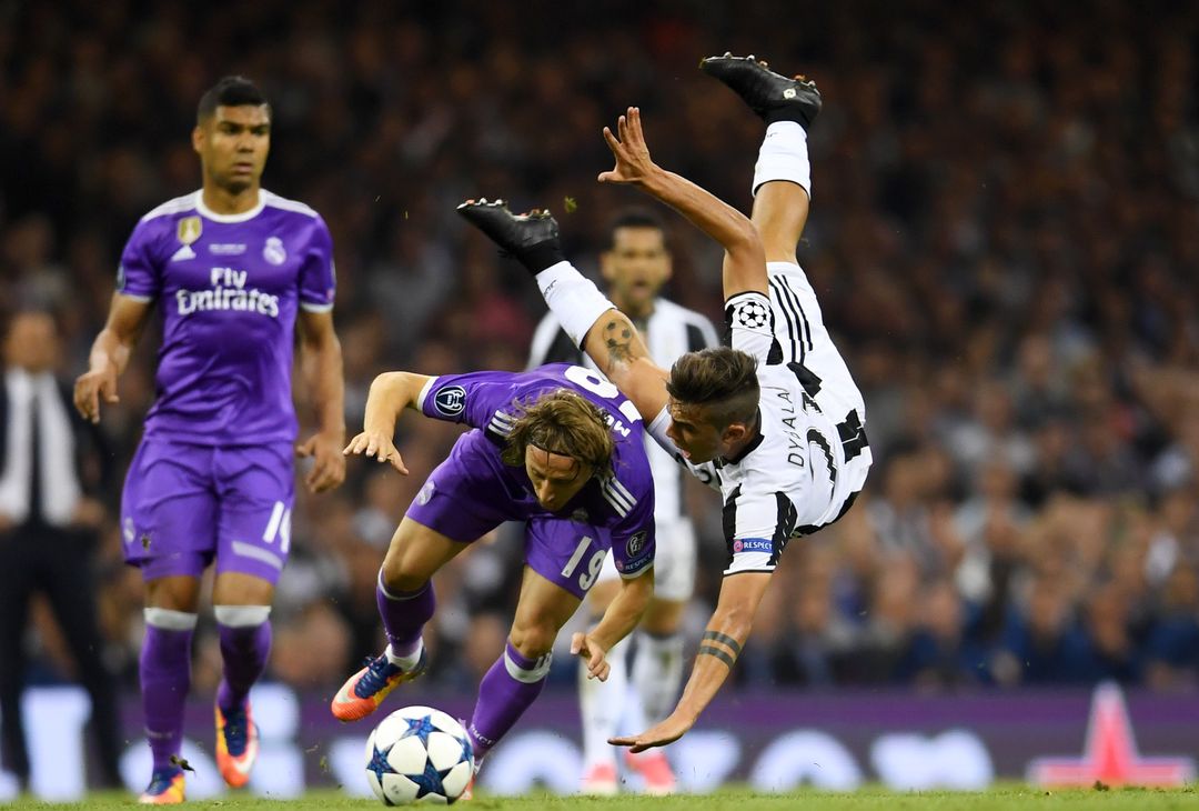  CARDIFF, WALES - JUNE 03: Luka Modric of Real Madrid and Paulo Dybala of Juvents battle for possession during the UEFA Champions League Final between Juventus and Real Madrid at National Stadium of Wales on June 3, 2017 in Cardiff, Wales.  (Photo by Laurence Griffiths/Getty Images) 