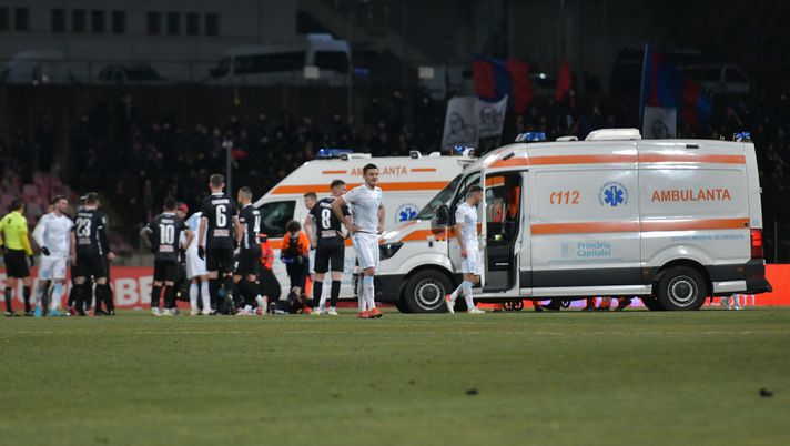 Ambulanza in campo nel derby di Bucarest: un espulso e un centrocampista in barella Ambulanza in campo nel derby di Bucarest: un espulso e un centrocampista in barella - immagine 1