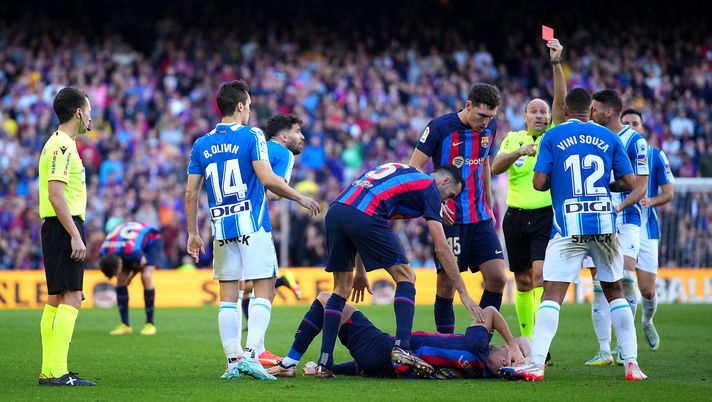 BARCELONA, SPAIN - DECEMBER 31: Vinicius Souza of RCD Espanyol receives a red card from Referee Antonio Mateu Lahoz after fouling Robert Lewandowski of FC Barcelona, who lies on the floor, during the LaLiga Santander match between FC Barcelona and RCD Espanyol at Spotify Camp Nou on December 31, 2022 in Barcelona, Spain. (Photo by Alex Caparros/Getty Images) Respinto il ricorso per Lewandowski riammesso al derby: l’Espanyol non si rassegna… - immagine 1
