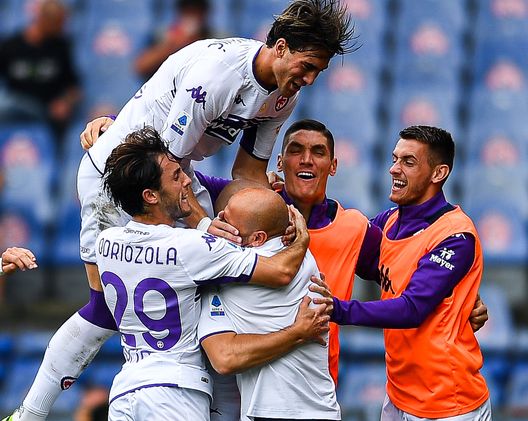 GENOA, ITALY - SEPTEMBER 18: Riccardo Saponara of Fiorentina (2nd from L) celebrates with his team-mates and Vincenzo Italiano head coach of Fiorentina after scoring a goal during the Serie A match between Genoa CFC and AFC Fiorentina at Stadio Luigi Ferraris on September 18, 2021 in Genoa, Italy. (Photo by Getty Images) GENOA, ITALY - SEPTEMBER 18: Riccardo Saponara of Fiorentina (2nd from L) celebrates with his team-mates and Vincenzo Italiano head coach of Fiorentina after scoring a goal during the Serie A match between Genoa CFC and AFC Fiorentina at Stadio Luigi Ferraris on September 18, 2021 in Genoa, Italy. (Photo by Getty Images)