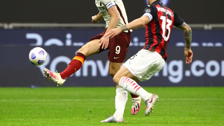 MILAN, ITALY - OCTOBER 26: Edin Dzeko of AS Roma kicks a ball during the Serie A match between AC Milan and AS Roma at Stadio Giuseppe Meazza on October 26, 2020 in Milan, Italy. (Photo by Marco Luzzani/Getty Images) MILAN, ITALY - OCTOBER 26: Edin Dzeko of AS Roma kicks a ball during the Serie A match between AC Milan and AS Roma at Stadio Giuseppe Meazza on October 26, 2020 in Milan, Italy. (Photo by Marco Luzzani/Getty Images)