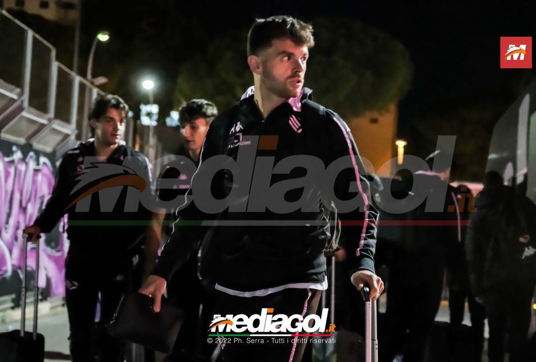 FOTO Palermo, i rosanero ritornano a Palermo dopo il ritiro a Manchester (Gallery) - immagine 12