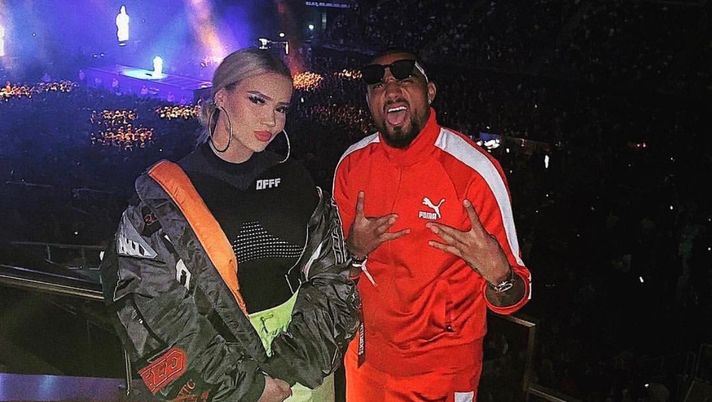 Il Barca non lo convoca, Boateng avvistato con una rapper. I fan: “Meglio la Satta” Il Barca non lo convoca, Boateng avvistato con una rapper. I fan: “Meglio la Satta”