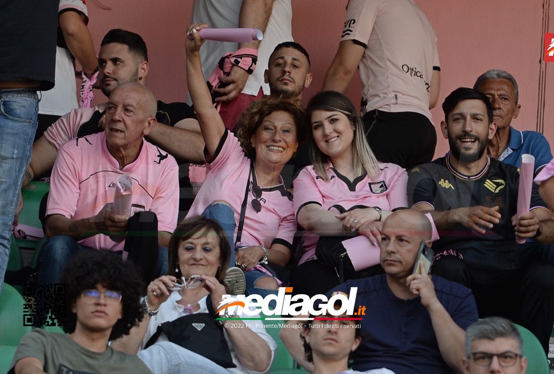 Fototifo, facce da Serie B. I tifosi allo stadio per Palermo-Padova 1-0 - immagine 65