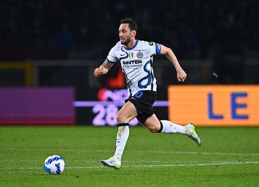 TURIN, ITALY - MARCH 13: Hakan Calhanoglu of FC Internazionale in action during the Serie A match between Torino FC and FC Internazionale at Stadio Olimpico di Torino on March 13, 2022 in Turin, Italy. (Photo by Mattia Ozbot - Inter/Inter via Getty Images ) Inter, in mediana ci sono delle difficoltà: soprattutto in fase di non possesso- immagine 3