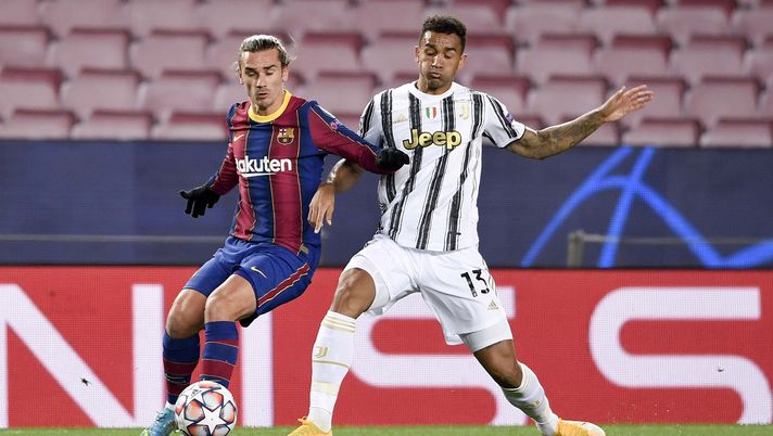 BARCELONA, SPAIN - DECEMBER 08: Danilo of Juventus competes for the ball with Antoine Griezmann of FC Barcelona during the UEFA Champions League Group G stage match between FC Barcelona and Juventus at Camp Nou on December 08, 2020 in Barcelona, Spain. Sporting stadiums around Spain remain under strict restrictions due to the Coronavirus Pandemic as Government social distancing laws prohibit fans inside venues resulting in games being played behind closed doors. (Photo by Daniele Badolato - Juventus FC/Juventus FC via Getty Images) BARCELONA, SPAIN - DECEMBER 08: Danilo of Juventus competes for the ball with Antoine Griezmann of FC Barcelona during the UEFA Champions League Group G stage match between FC Barcelona and Juventus at Camp Nou on December 08, 2020 in Barcelona, Spain. Sporting stadiums around Spain remain under strict restrictions due to the Coronavirus Pandemic as Government social distancing laws prohibit fans inside venues resulting in games being played behind closed doors. (Photo by Daniele Badolato - Juventus FC/Juventus FC via Getty Images)