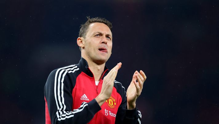 MANCHESTER, ENGLAND - MAY 02: Nemanja Matic of Manchester United applauds following the Premier League match between Manchester United and Brentford at Old Trafford on May 02, 2022 in Manchester, England. (Photo by Catherine Ivill/Getty Images) Ufficiale, la Roma piazza il colpo Matic: “E’ stato semplice accettare” - immagine 1