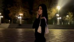 Sigaretta e passerella in piazza: Jovana Djordjevic è uno spettacolo
