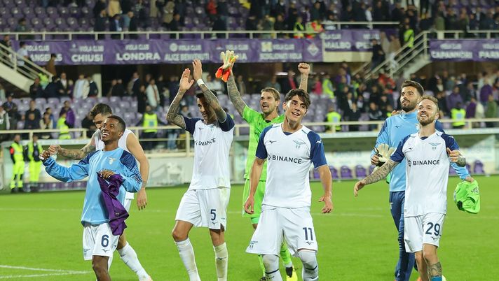 FLORENCE, ITALY - OCTOBER 10: Marcos Antônio Calcio Silva Santos of SS Lazio , Matias Vecino Falero of SS Lazio , Matteo Cancellieri of SS Lazio and Manuel Lazzari of SS Lazio greet the fans after during the Serie A match between ACF Fiorentina and SS Lazio at Stadio Artemio Franchi on October 10, 2022 in Florence, Italy. (Photo by Gabriele Maltinti/Getty Images) Lazio, ufficializzate due cessioni prima della Fiorentina - immagine 1