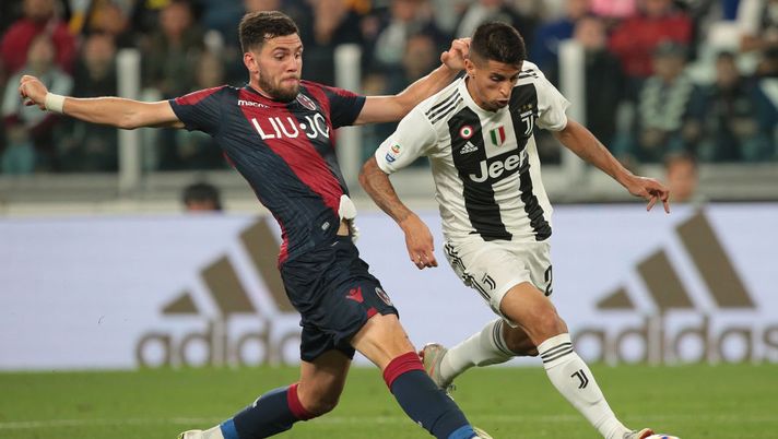TURIN, ITALY - SEPTEMBER 26: Joao Cancelo (R) of Juventus FC is challenged by Arturo Calabresi of Bologna FC during the Serie A match between Juventus and Bologna FC at Allianz Stadium on September 26, 2018 in Turin, Italy. (Photo by Emilio Andreoli/Getty Images) TURIN, ITALY - SEPTEMBER 26: Joao Cancelo (R) of Juventus FC is challenged by Arturo Calabresi of Bologna FC during the Serie A match between Juventus and Bologna FC at Allianz Stadium on September 26, 2018 in Turin, Italy. (Photo by Emilio Andreoli/Getty Images)