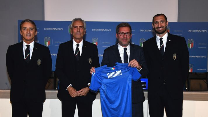 L'Italia, qui rappresentata dal C.T. Roberto Mancini e dal capitano Giorgio Chiellini, vestirà Armani (credits: GETTY Images) 