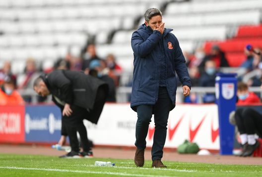 SUNDERLAND, ENGLAND - MAY 22: Sunderland manager Lee Johnson reacts dejectedly during the Sky Bet League One Play-off Semi Final 2nd Leg match between Sunderland and Lincoln City at Stadium of Light on May 22, 2021 in Sunderland, England. (Photo by Stu Forster/Getty Images) Nicolato: “Dobbiamo imparare a segnare di più, la Svezia non ci concederà così tanto”- immagine 2