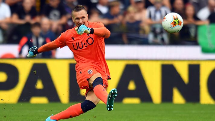 UDINE, ITALY - SEPTEMBER 29:  Lukas Skorupski of Bologna FC  in action during the Serie A match between Udinese Calcio and Bologna FC at Stadio Friuli on September 29, 2019 in Udine, Italy.  (Photo by Alessandro Sabattini/Getty Images) 
