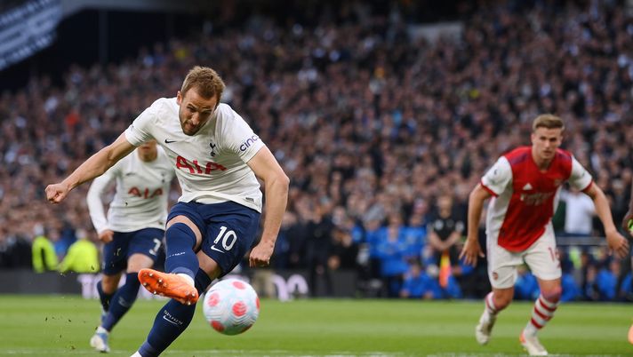 LONDON, ENGLAND - MAY 12: Harry Kane of Tottenham Hotspur scores their side's first goal from the penalty spot during the Premier League match between Tottenham Hotspur and Arsenal at Tottenham Hotspur Stadium on May 12, 2022 in London, England. (Photo by Mike Hewitt/Getty Images) North Spurs derby, Arsenal ko: Conte torna ad un passo dalla Champions - immagine 1