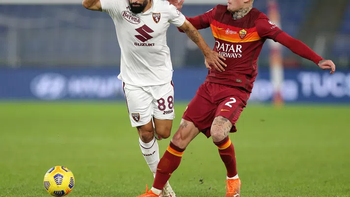 ROME, ITALY - DECEMBER 17: Tomas Rincon of Torino is challenged by Rick Karsdorp of Roma during the Serie A match between AS Roma and Torino FC at Stadio Olimpico on December 17, 2020 in Rome, Italy. The match will be played without fans, behind closed doors as a Covid-19 precaution.  (Photo by Paolo Bruno/Getty Images)