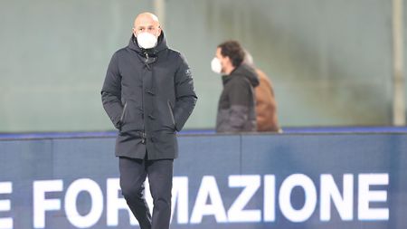 FLORENCE, ITALY - JANUARY 17: Vincenzo Italiano manager of ACF Fiorentina looks on during the Serie A match between ACF Fiorentina and Genoa CFC at Stadio Artemio Franchi on January 17, 2022 in Florence, Italy. (Photo by Gabriele Maltinti/Getty Images) FLORENCE, ITALY - JANUARY 17: Vincenzo Italiano manager of ACF Fiorentina looks on during the Serie A match between ACF Fiorentina and Genoa CFC at Stadio Artemio Franchi on January 17, 2022 in Florence, Italy. (Photo by Gabriele Maltinti/Getty Images)