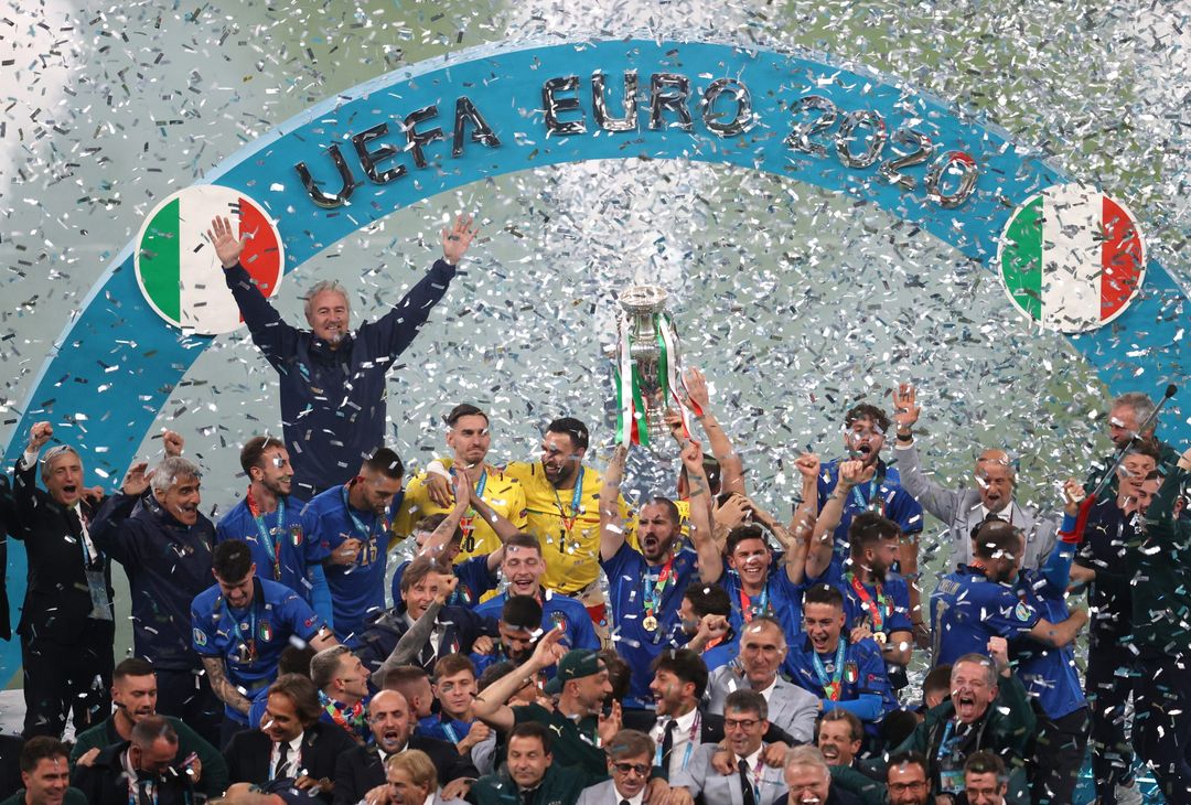  LONDON, ENGLAND - JULY 11: Leonardo Bonucci of Italy lifts The Henri Delaunay Trophy following his team's victory in the UEFA Euro 2020 Championship Final between Italy and England at Wembley Stadium on July 11, 2021 in London, England. (Photo by Catherine Ivill/UEFA via Getty Images) 
