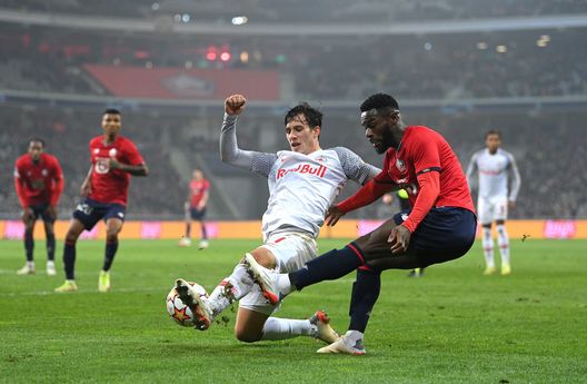 LILLE, FRANCE - NOVEMBER 23: Jonathan Bamba of Lille OSC crosses the ball whilst under pressure from Nicolas Capaldo of FC Salzburg during the UEFA Champions League group G match between Lille OSC and RB Salzburg at Stade Pierre-Mauroy on November 23, 2021 in Lille, France. (Photo by Lukas Schulze/Getty Images) Bamba
